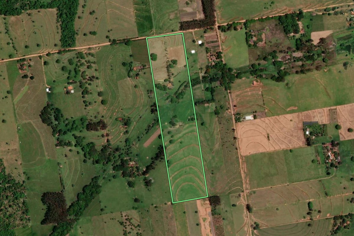 Imagem de satélite do imóvel rural em Dracena (SP), com o contorno declarado no CAR desenhado por cima.