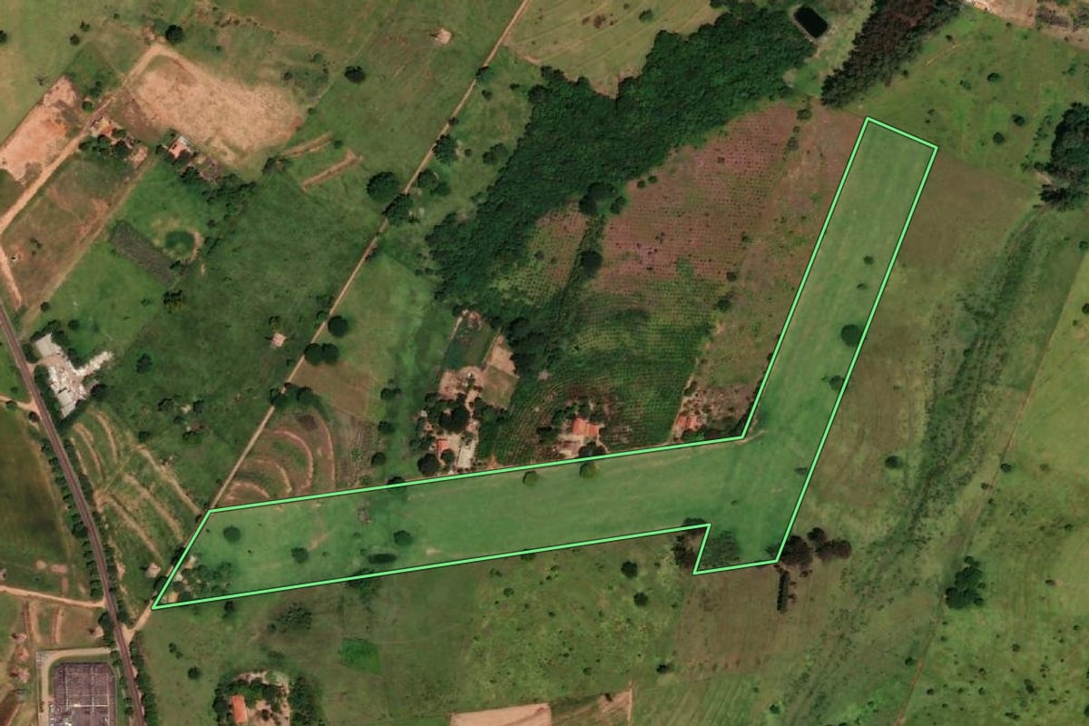 Imagem de satélite do imóvel rural em Dracena (SP), com o contorno declarado no CAR desenhado por cima.
