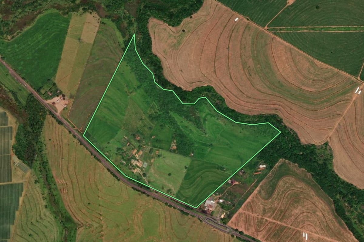 Imagem de satélite do imóvel rural em Dracena (SP), com o contorno declarado no CAR desenhado por cima.