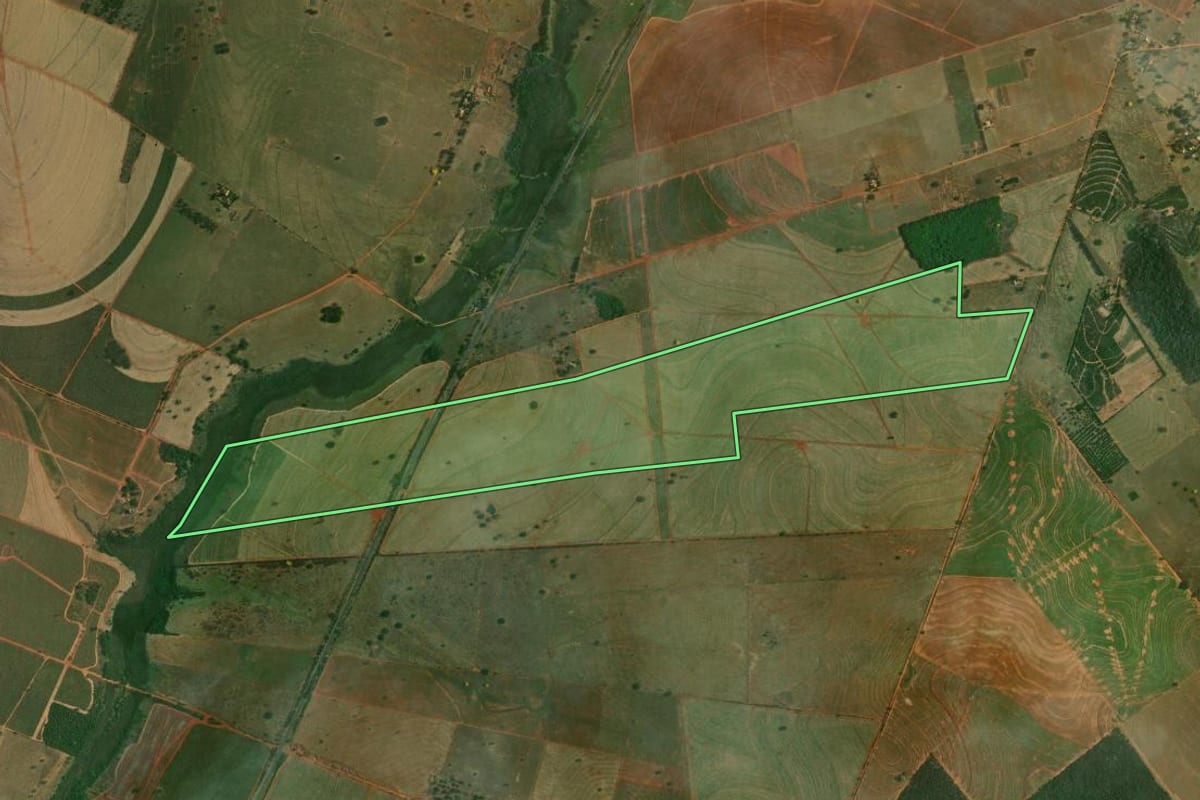 Imagem de satélite do imóvel rural em Dracena (SP), com o contorno declarado no CAR desenhado por cima.