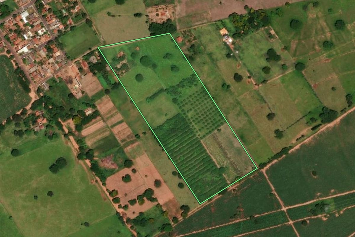 Imagem de satélite do imóvel rural em Dracena (SP), com o contorno declarado no CAR desenhado por cima.