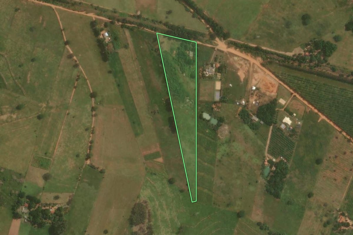 Imagem de satélite do imóvel rural em Dracena (SP), com o contorno declarado no CAR desenhado por cima.