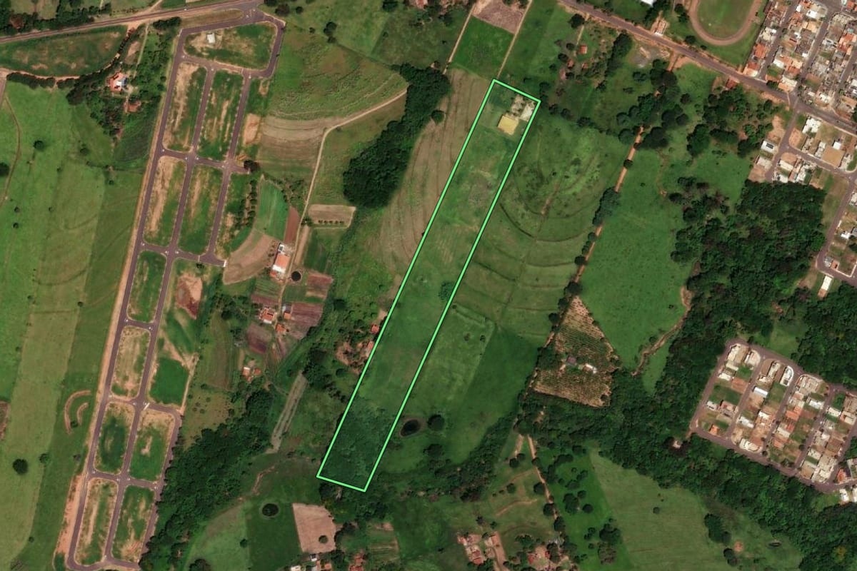Imagem de satélite do imóvel rural em Dracena (SP), com o contorno declarado no CAR desenhado por cima.