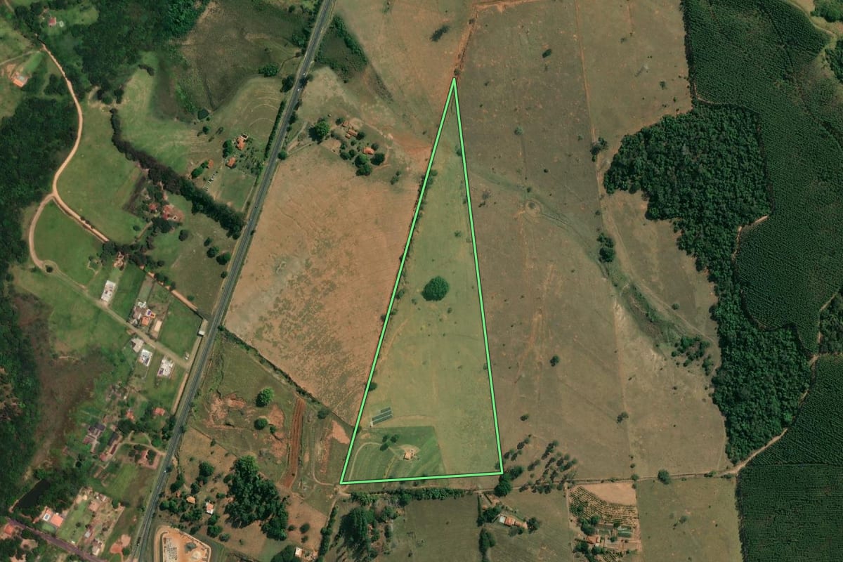 Imagem de satélite do imóvel rural em Duartina (SP), com o contorno declarado no CAR desenhado por cima.