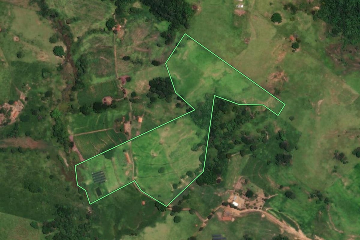 Imagem de satélite do imóvel rural em Duartina (SP), com o contorno declarado no CAR desenhado por cima.