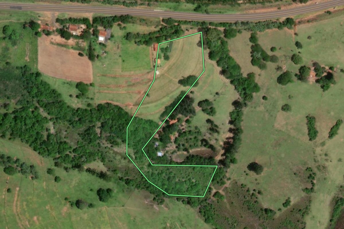 Imagem de satélite do imóvel rural em Duartina (SP), com o contorno declarado no CAR desenhado por cima.