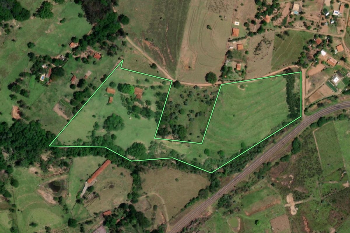 Imagem de satélite do imóvel rural em Duartina (SP), com o contorno declarado no CAR desenhado por cima.