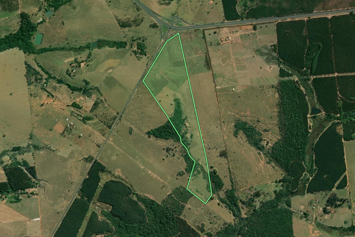 Imagem de satélite do imóvel rural em Duartina (SP), com o contorno declarado no CAR desenhado por cima.