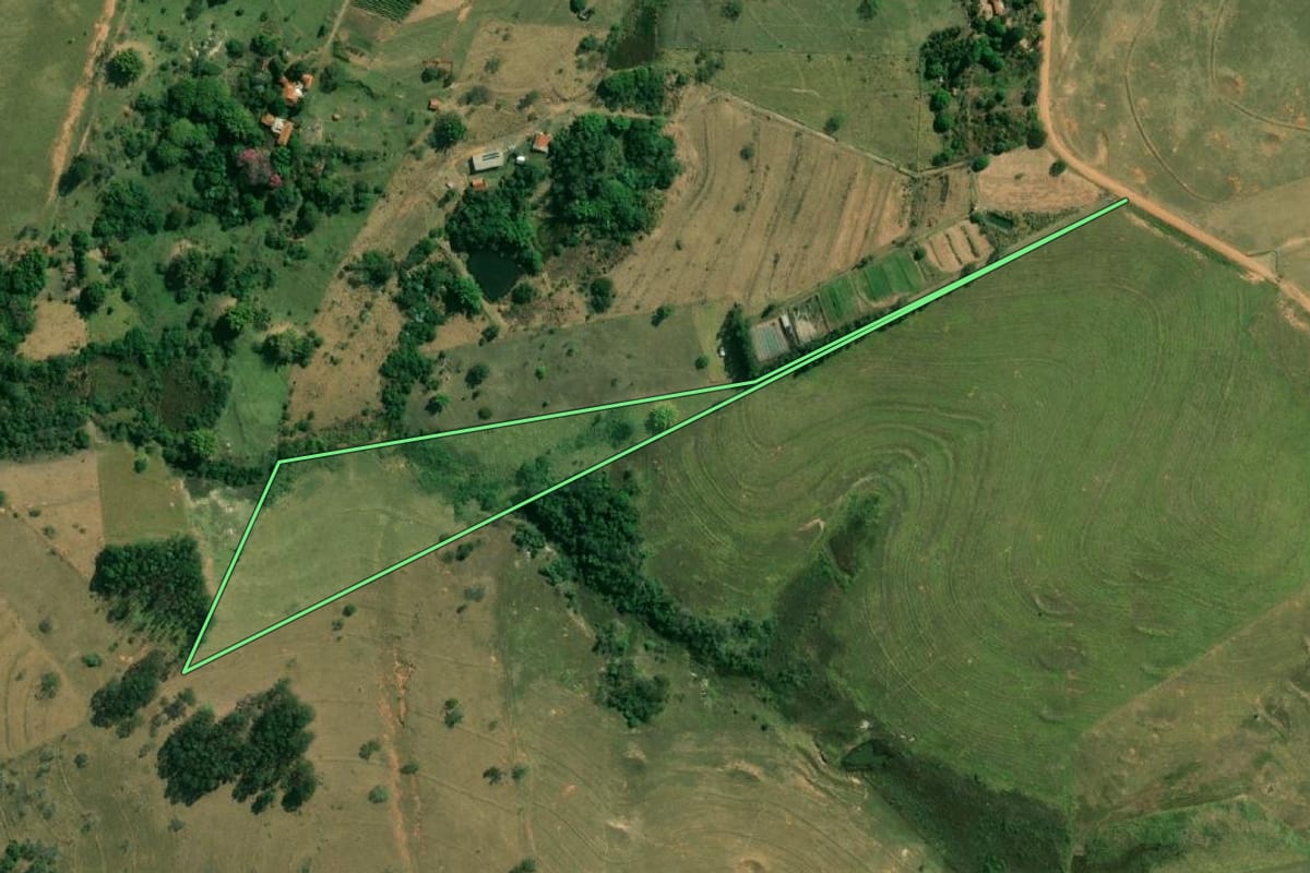 Imagem de satélite do imóvel rural em Duartina (SP), com o contorno declarado no CAR desenhado por cima.