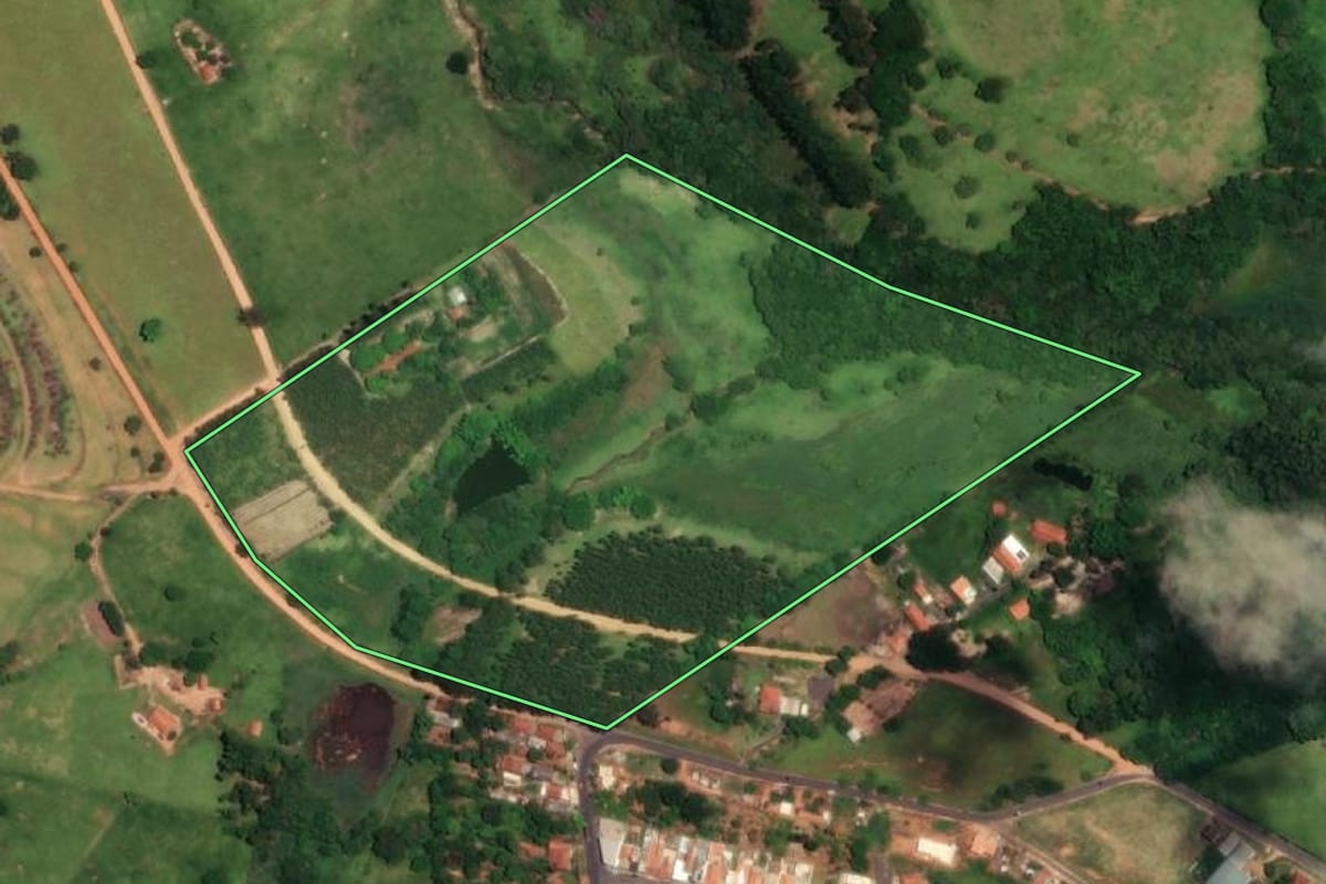 Imagem de satélite do imóvel rural em Duartina (SP), com o contorno declarado no CAR desenhado por cima.