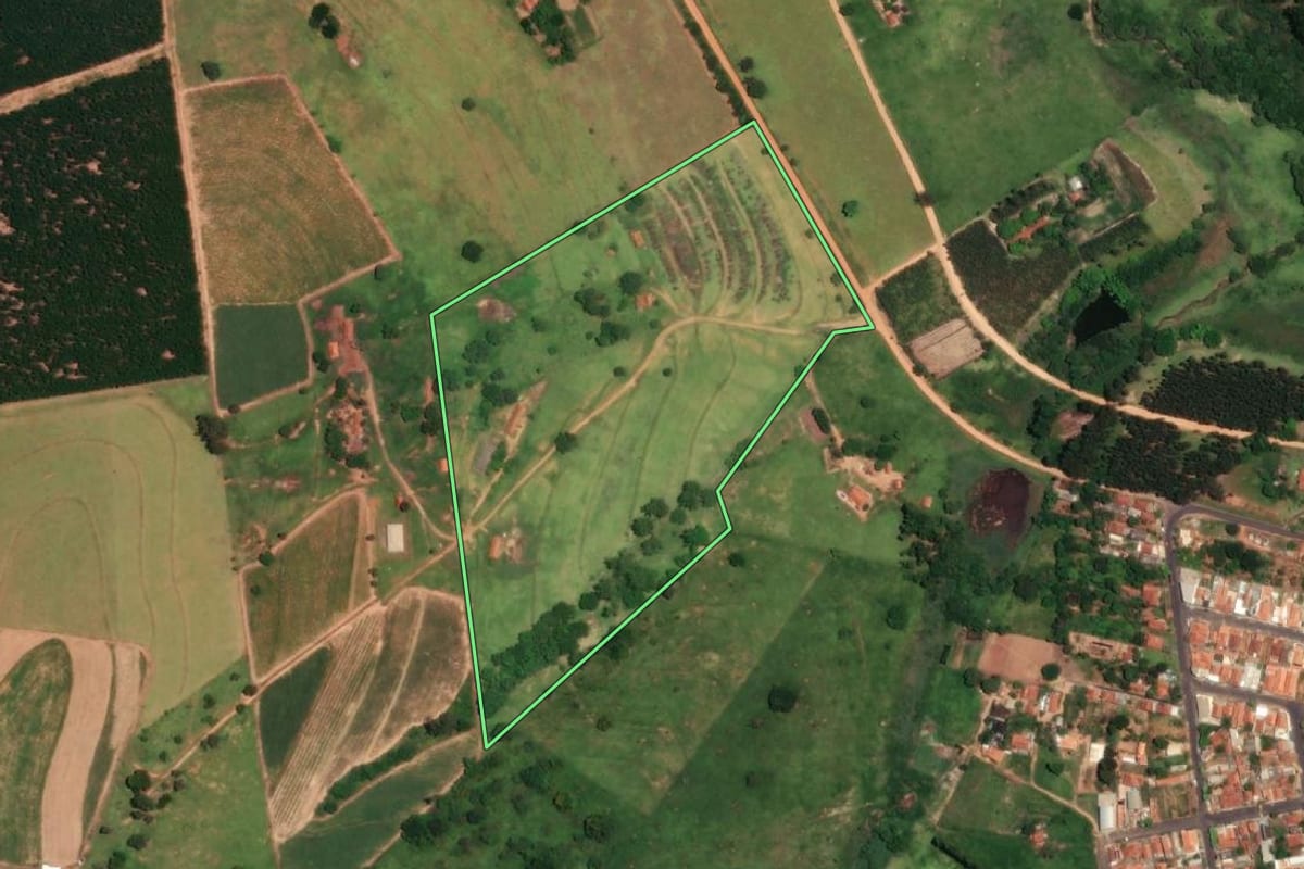 Imagem de satélite do imóvel rural em Duartina (SP), com o contorno declarado no CAR desenhado por cima.
