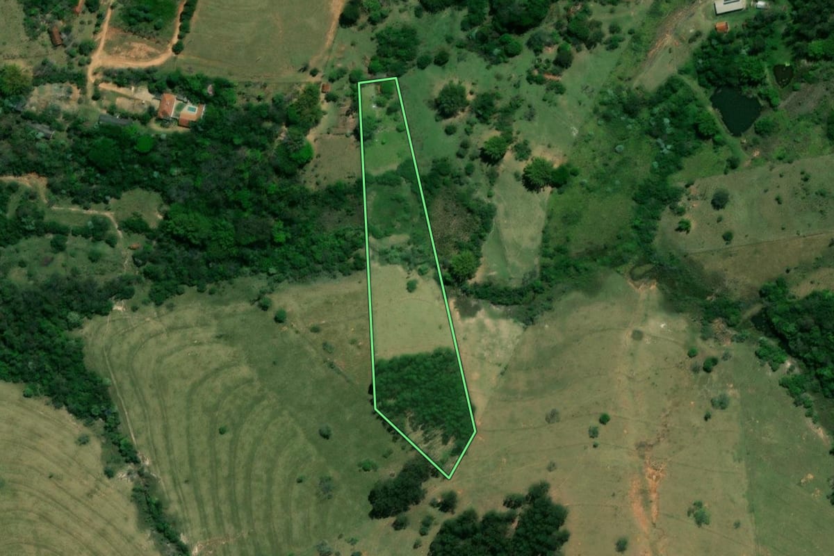 Imagem de satélite do imóvel rural em Duartina (SP), com o contorno declarado no CAR desenhado por cima.