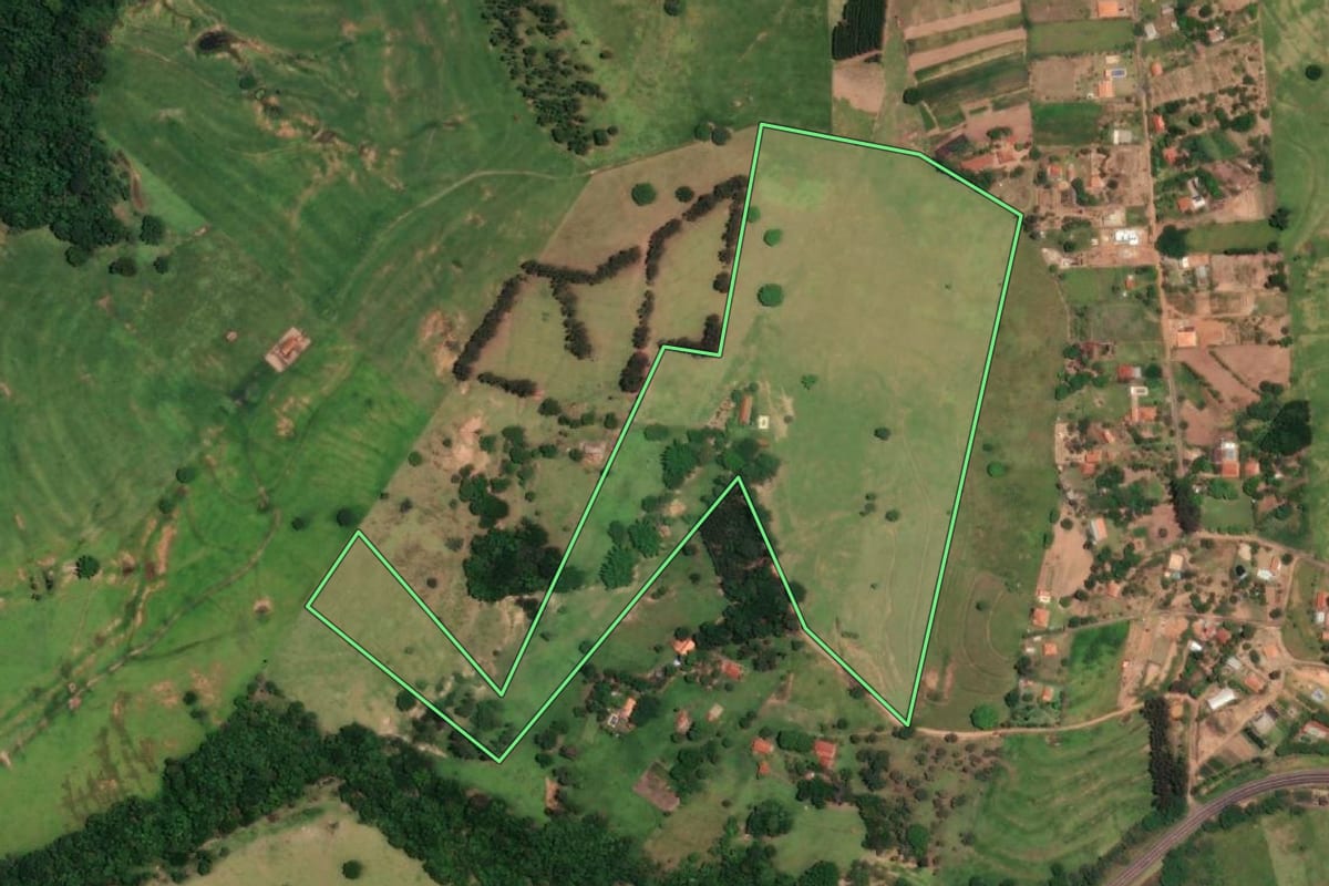 Imagem de satélite do imóvel rural em Duartina (SP), com o contorno declarado no CAR desenhado por cima.