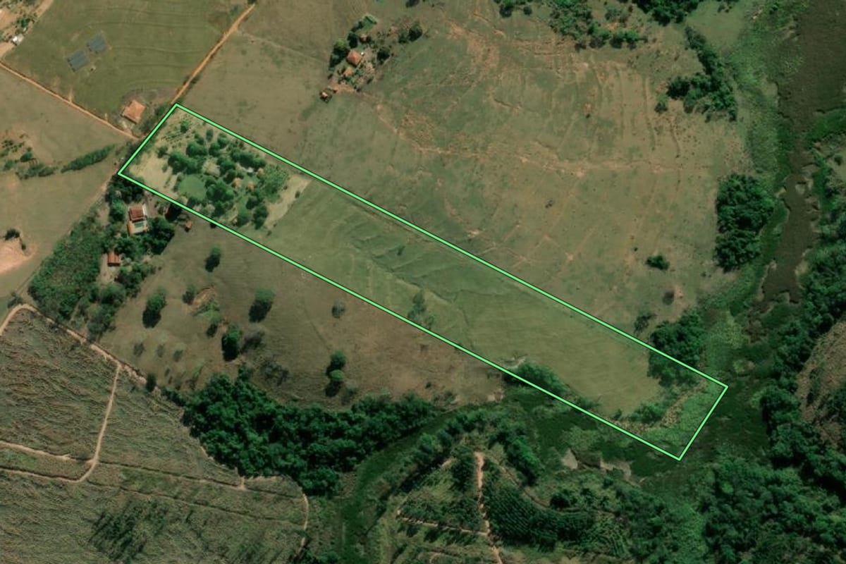 Imagem de satélite do imóvel rural em Duartina (SP), com o contorno declarado no CAR desenhado por cima.