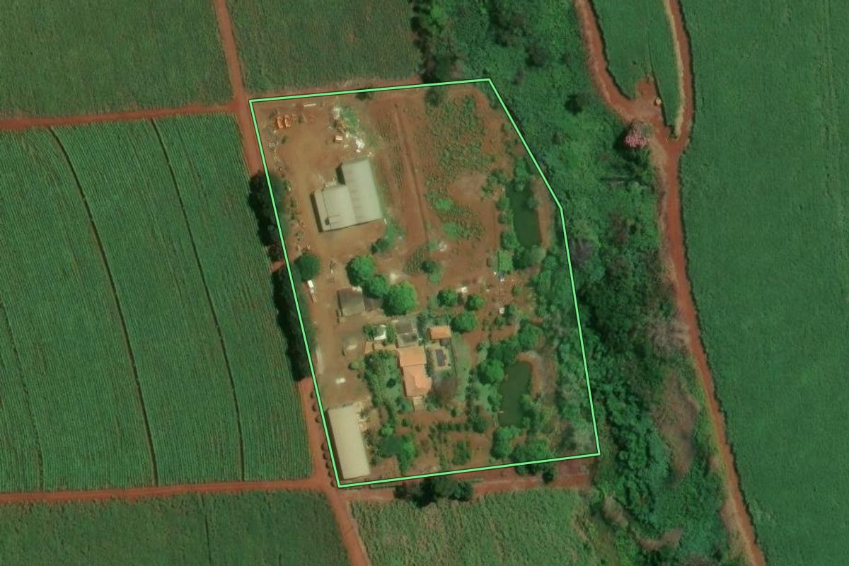 Imagem de satélite do imóvel rural em Dumont (SP), com o contorno declarado no CAR desenhado por cima.