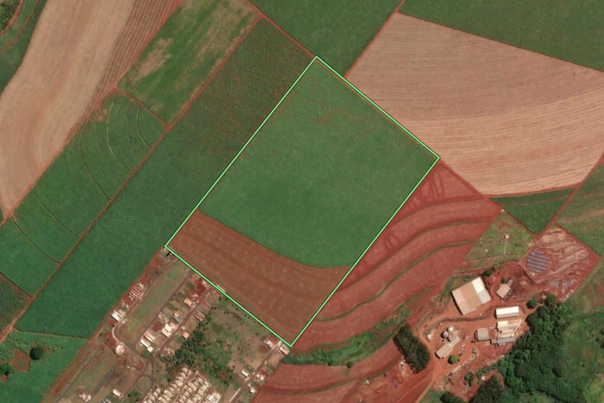 Imagem de satélite do imóvel rural em Dumont (SP), com o contorno declarado no CAR desenhado por cima.