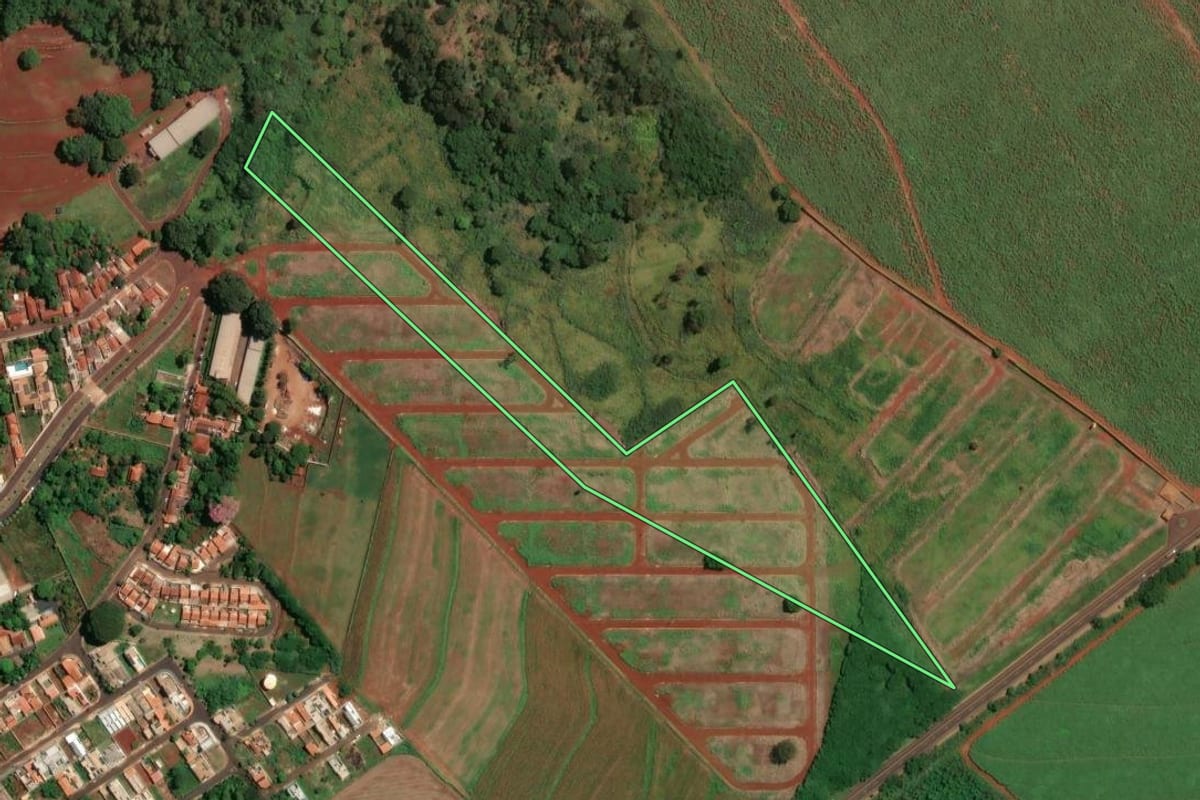Imagem de satélite do imóvel rural em Dumont (SP), com o contorno declarado no CAR desenhado por cima.