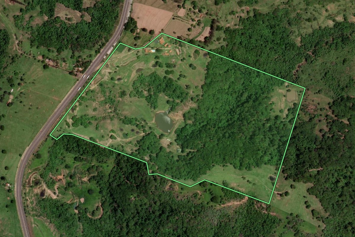 Imagem de satélite do imóvel rural em Echaporã (SP), com o contorno declarado no CAR desenhado por cima.