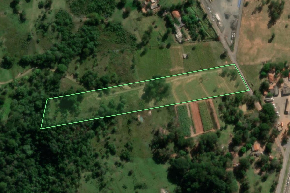 Imagem de satélite do imóvel rural em Echaporã (SP), com o contorno declarado no CAR desenhado por cima.