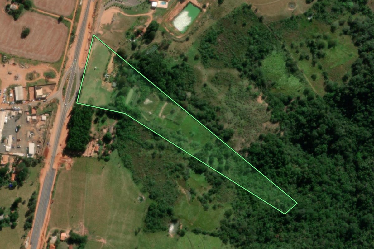 Imagem de satélite do imóvel rural em Echaporã (SP), com o contorno declarado no CAR desenhado por cima.