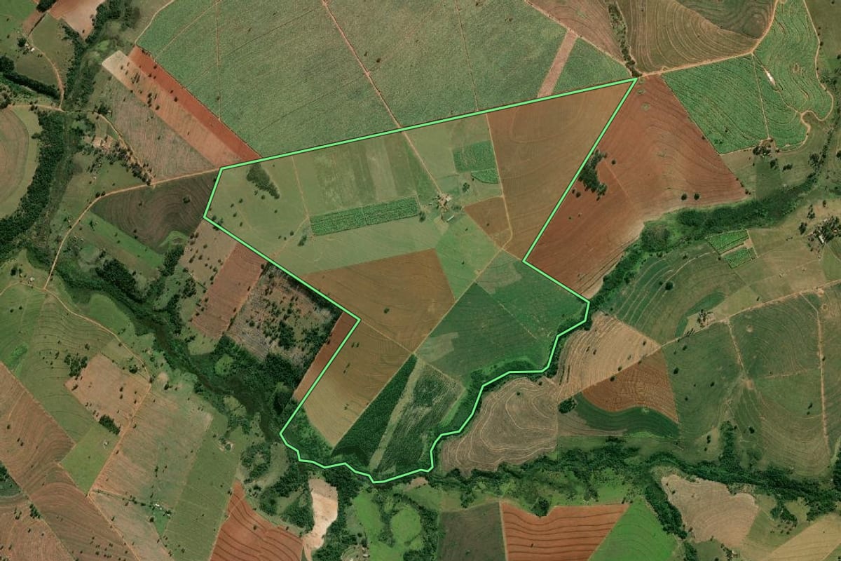 Imagem de satélite do imóvel rural em Echaporã (SP), com o contorno declarado no CAR desenhado por cima.