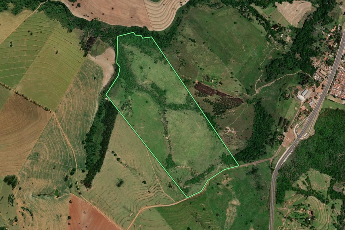 Imagem de satélite do imóvel rural em Echaporã (SP), com o contorno declarado no CAR desenhado por cima.