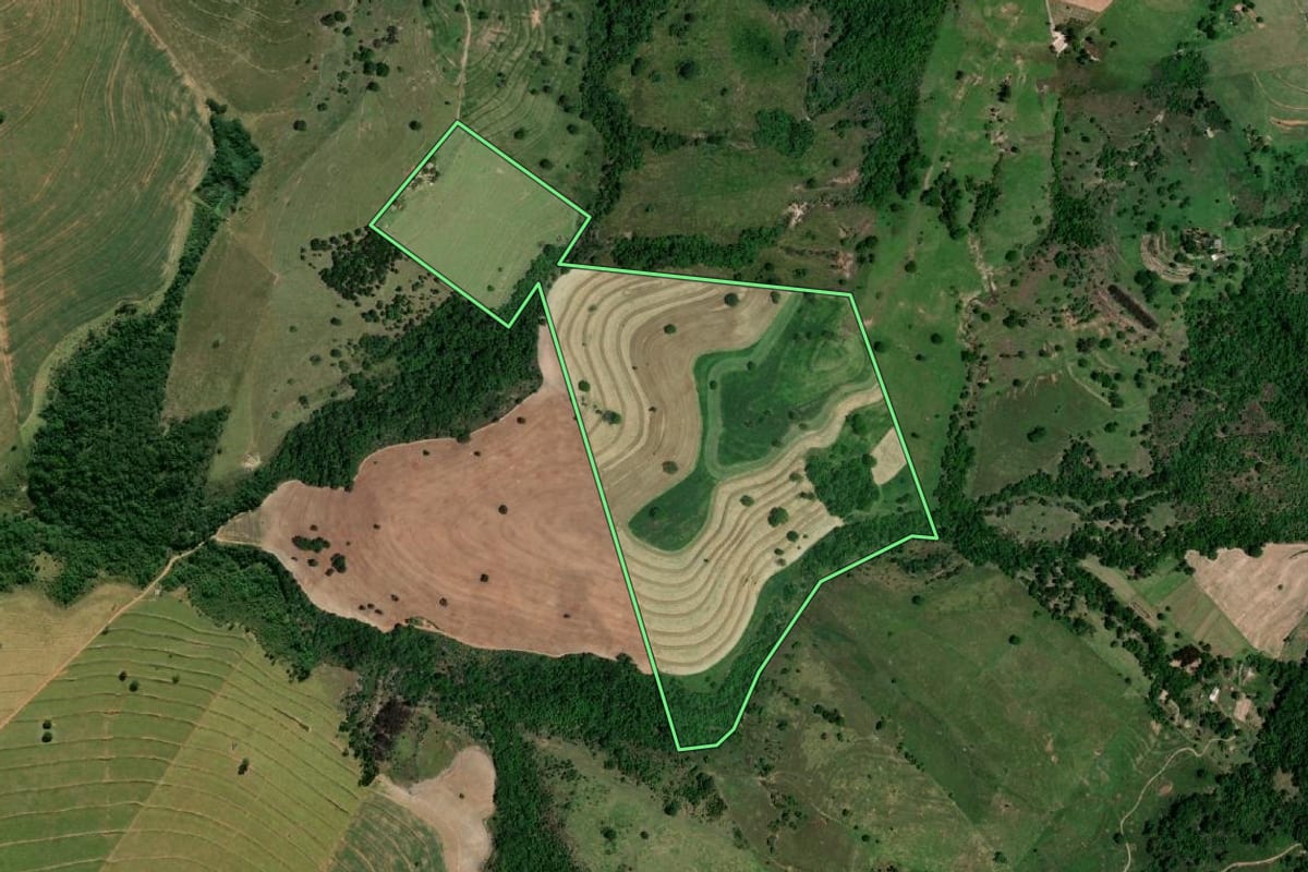 Imagem de satélite do imóvel rural em Echaporã (SP), com o contorno declarado no CAR desenhado por cima.
