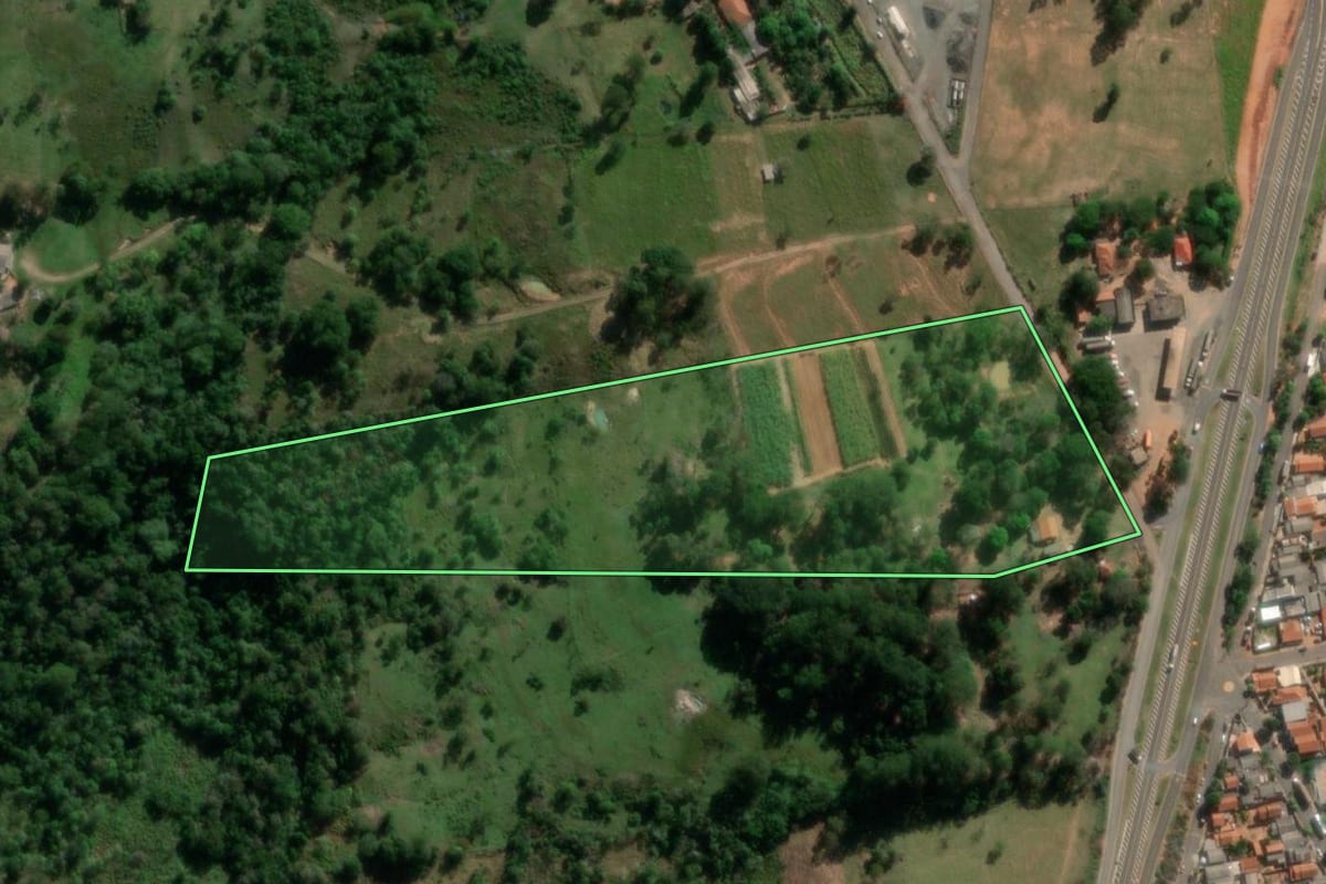 Imagem de satélite do imóvel rural em Echaporã (SP), com o contorno declarado no CAR desenhado por cima.