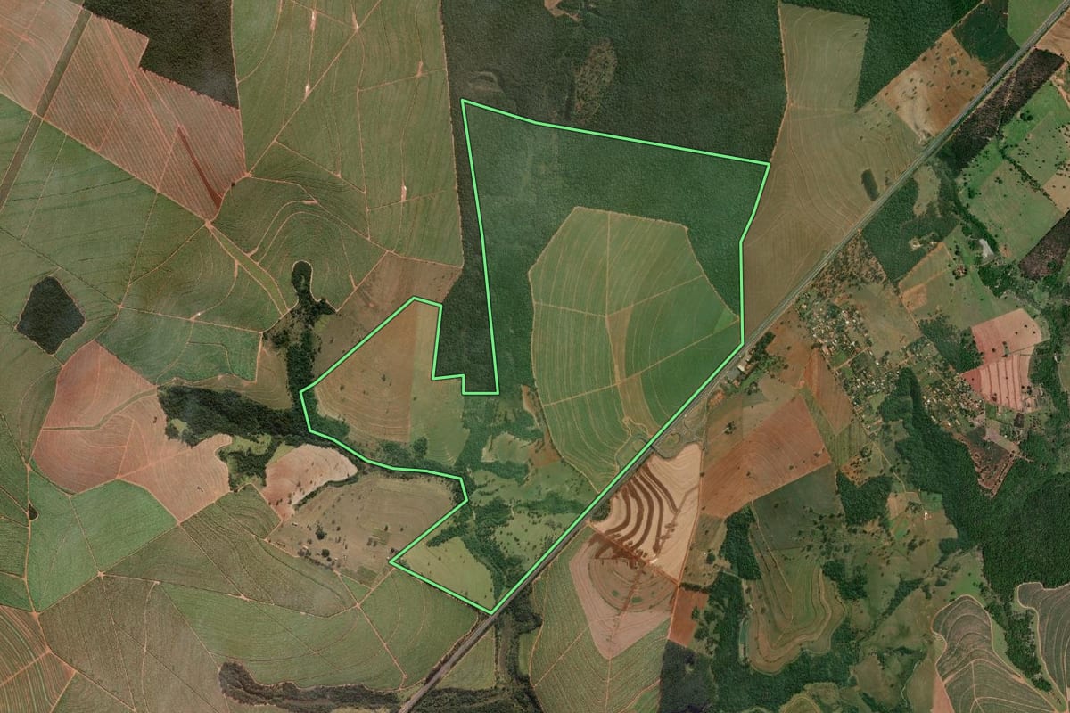 Imagem de satélite do imóvel rural em Echaporã (SP), com o contorno declarado no CAR desenhado por cima.