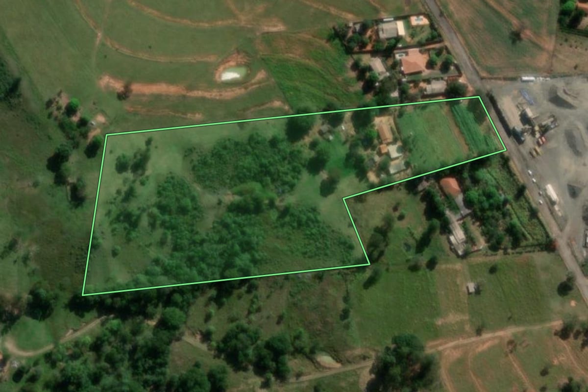 Imagem de satélite do imóvel rural em Echaporã (SP), com o contorno declarado no CAR desenhado por cima.