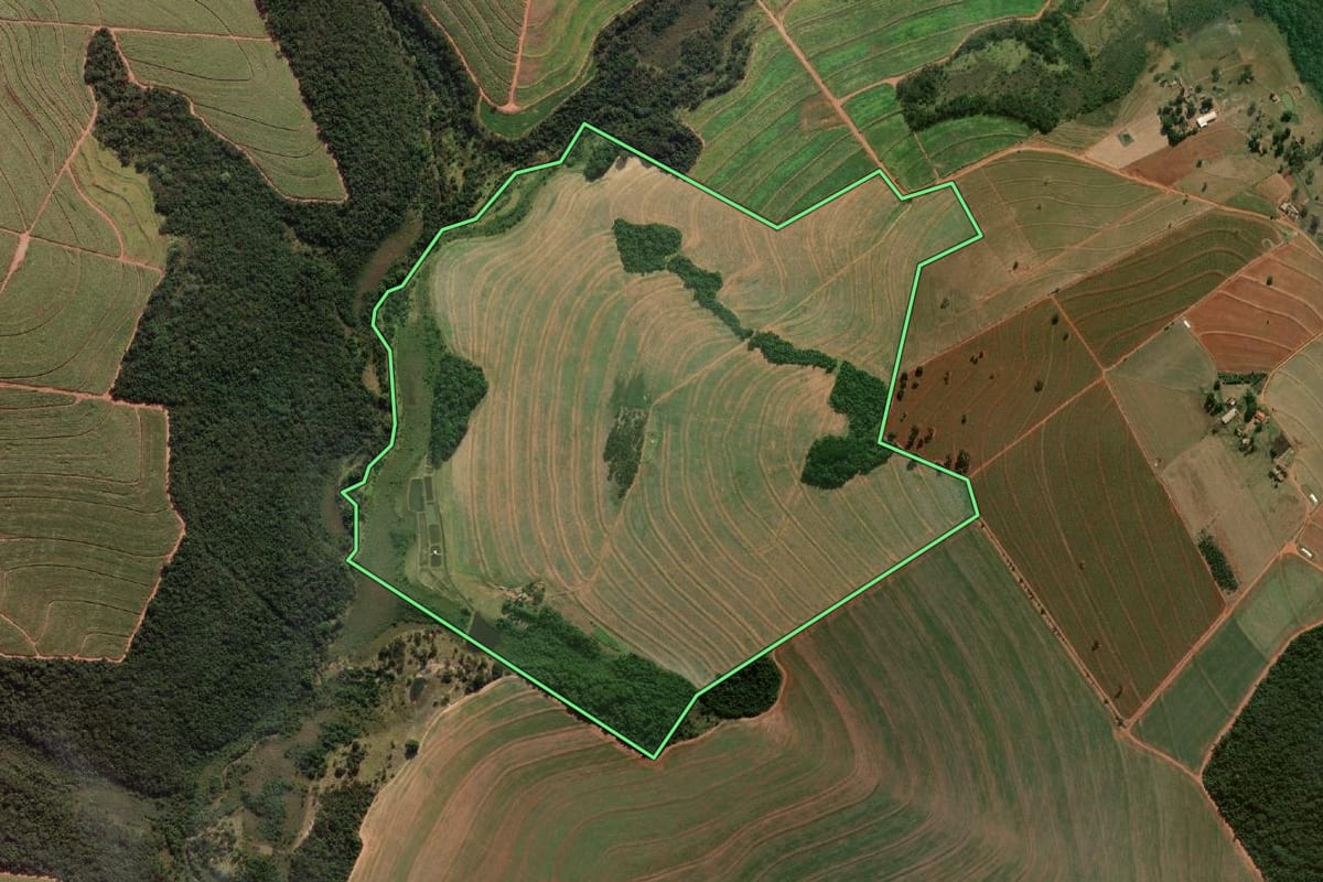 Imagem de satélite do imóvel rural em Echaporã (SP), com o contorno declarado no CAR desenhado por cima.