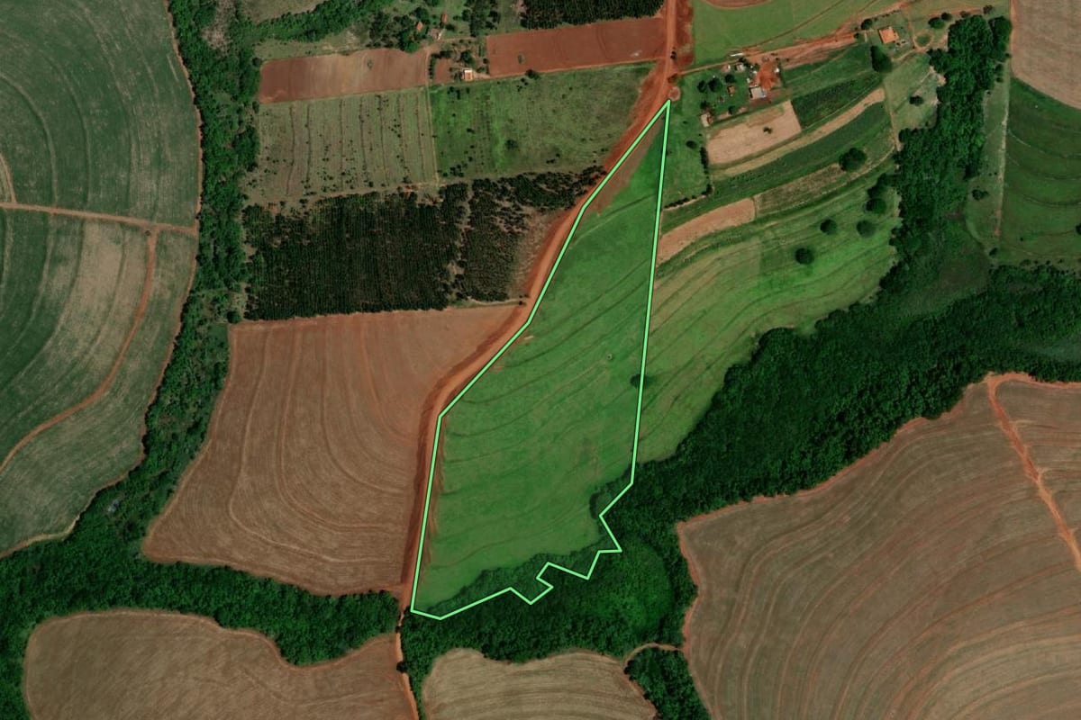 Imagem de satélite do imóvel rural em Echaporã (SP), com o contorno declarado no CAR desenhado por cima.