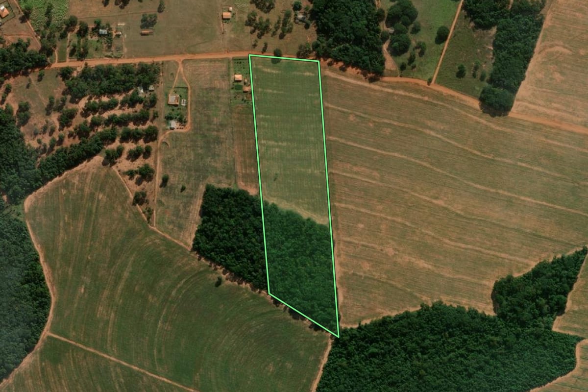 Imagem de satélite do imóvel rural em Echaporã (SP), com o contorno declarado no CAR desenhado por cima.