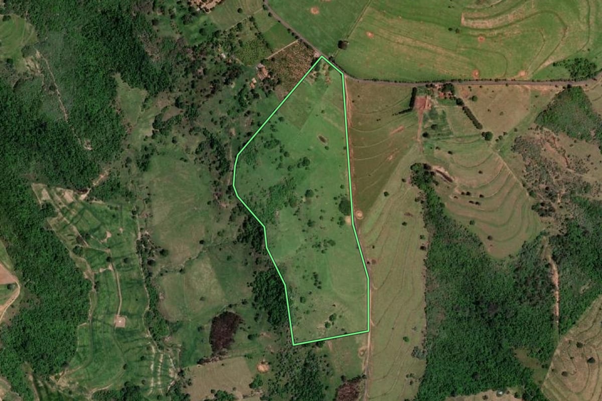 Imagem de satélite do imóvel rural em Echaporã (SP), com o contorno declarado no CAR desenhado por cima.