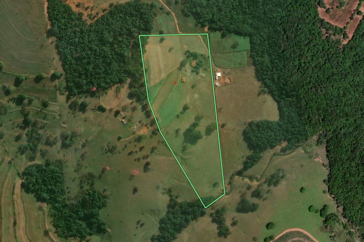 Imagem de satélite do imóvel rural em Echaporã (SP), com o contorno declarado no CAR desenhado por cima.