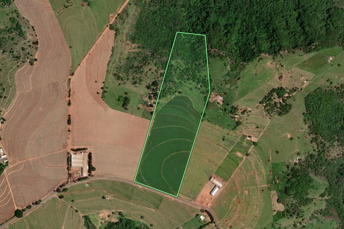 Imagem de satélite do imóvel rural em Echaporã (SP), com o contorno declarado no CAR desenhado por cima.