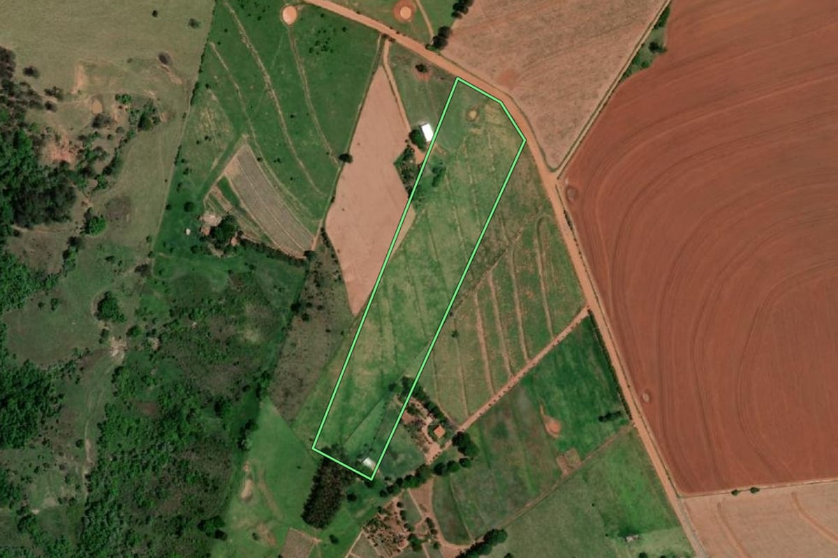 Imagem de satélite do imóvel rural em Echaporã (SP), com o contorno declarado no CAR desenhado por cima.