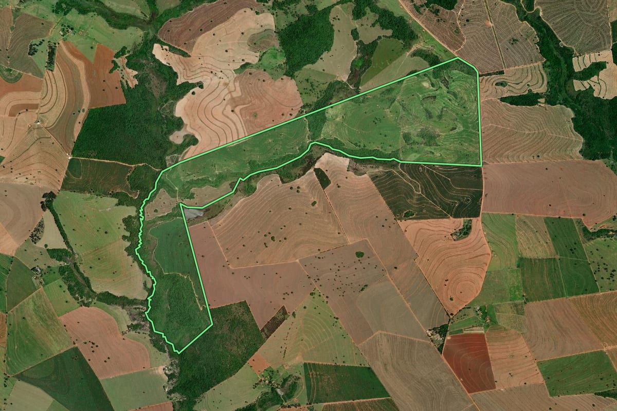 Imagem de satélite do imóvel rural em Echaporã (SP), com o contorno declarado no CAR desenhado por cima.