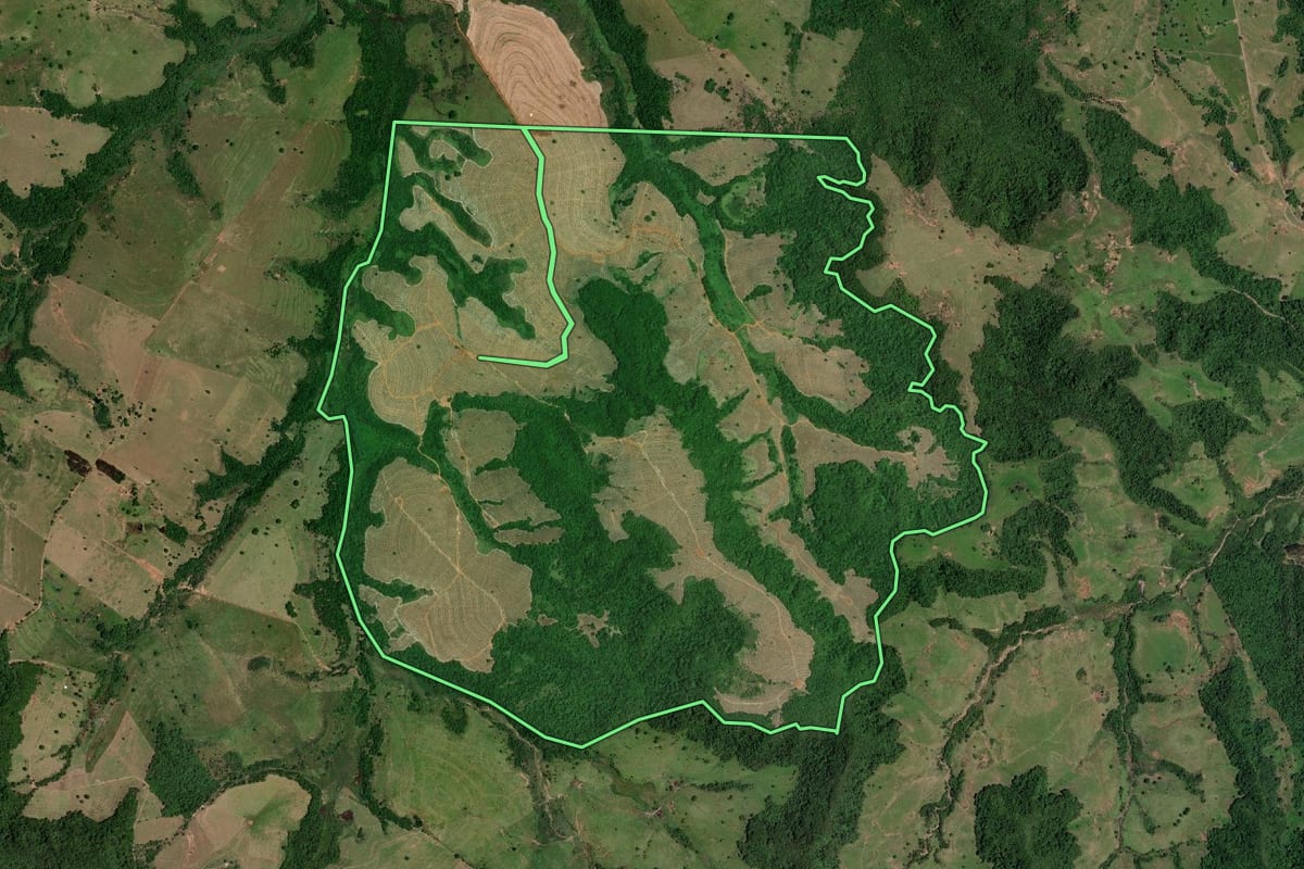 Imagem de satélite do imóvel rural em Echaporã (SP), com o contorno declarado no CAR desenhado por cima.