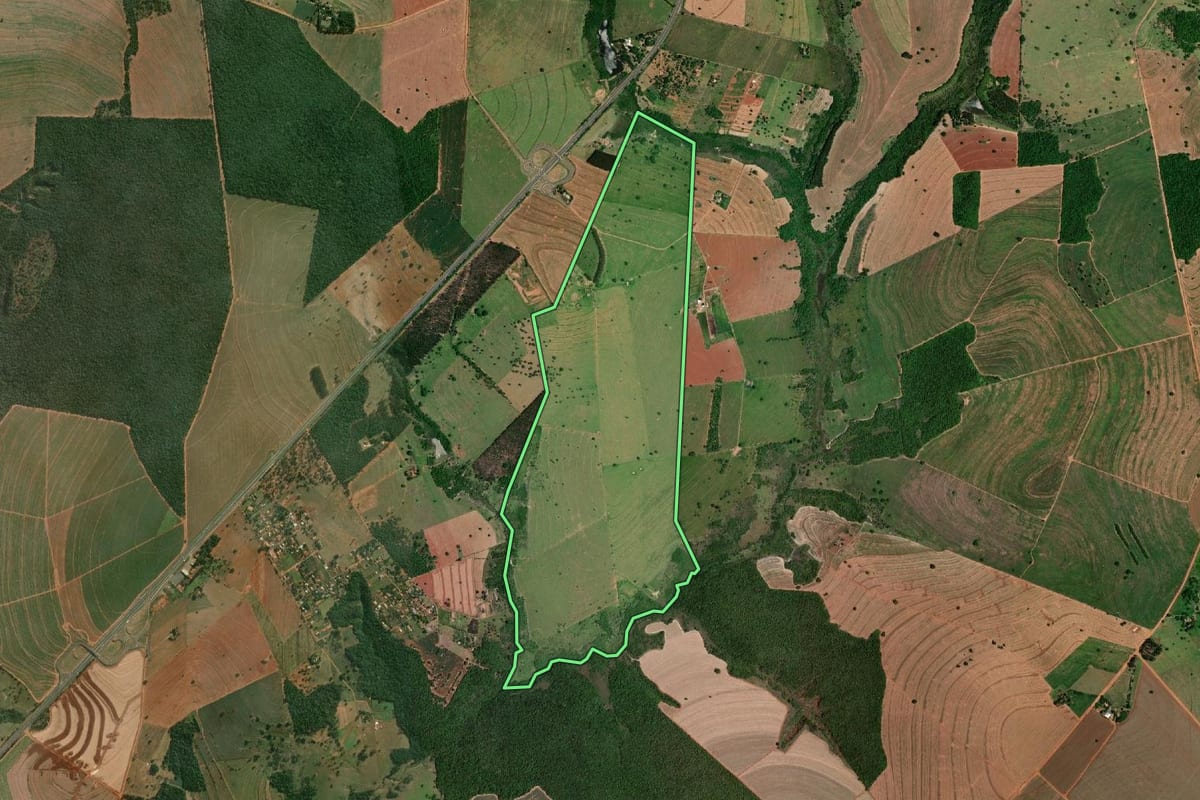 Imagem de satélite do imóvel rural em Echaporã (SP), com o contorno declarado no CAR desenhado por cima.