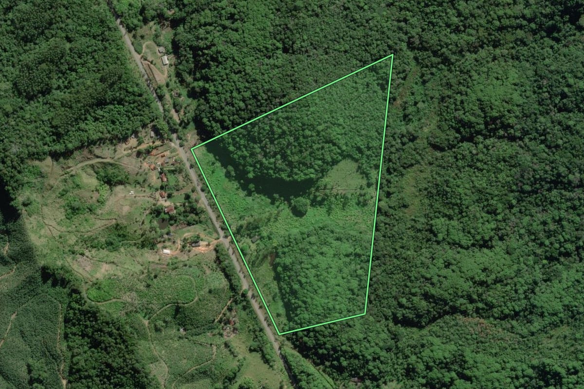 Imagem de satélite do imóvel rural em Eldorado (SP), com o contorno declarado no CAR desenhado por cima.