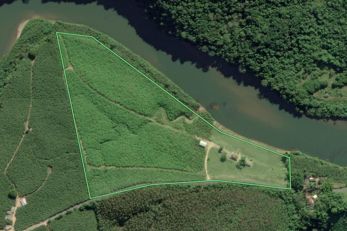 Imagem de satélite do imóvel rural em Eldorado (SP), com o contorno declarado no CAR desenhado por cima.