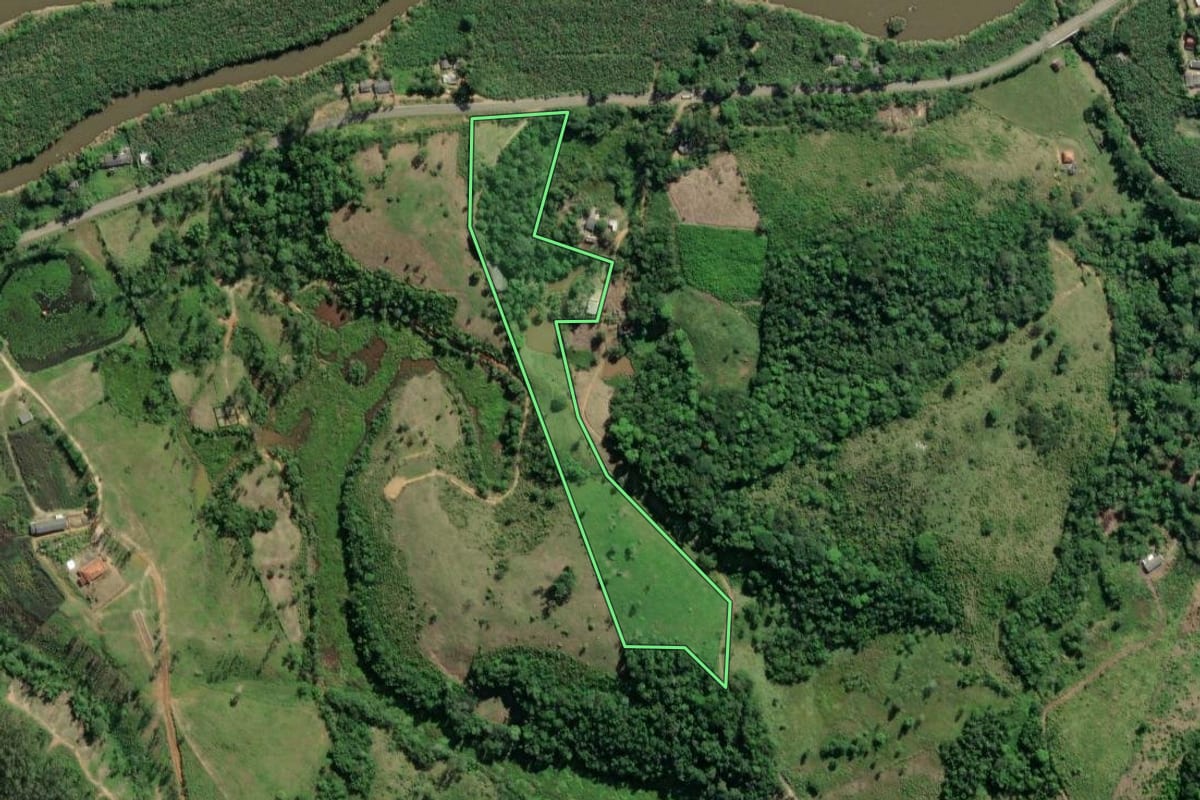 Imagem de satélite do imóvel rural em Eldorado (SP), com o contorno declarado no CAR desenhado por cima.