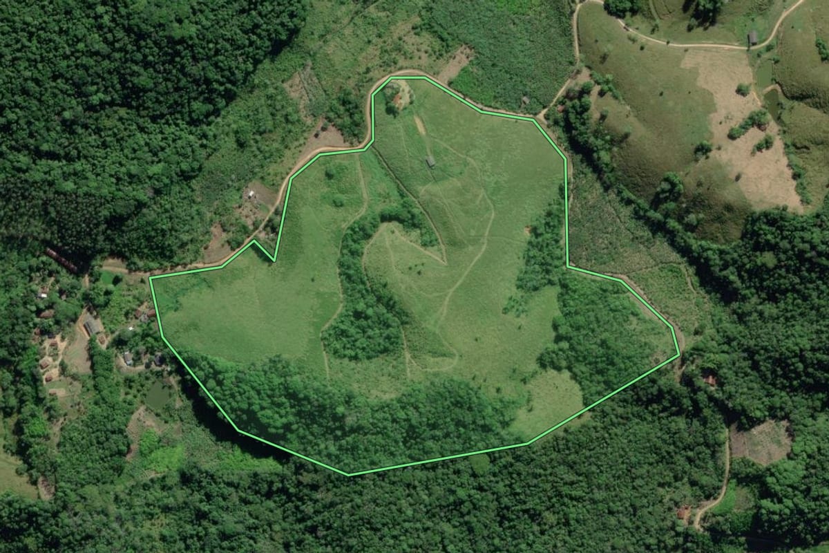 Imagem de satélite do imóvel rural em Eldorado (SP), com o contorno declarado no CAR desenhado por cima.