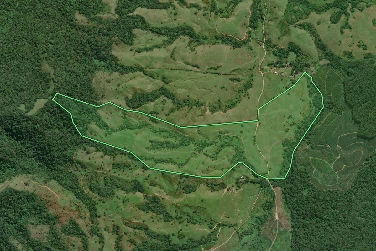 Imagem de satélite do imóvel rural em Eldorado (SP), com o contorno declarado no CAR desenhado por cima.