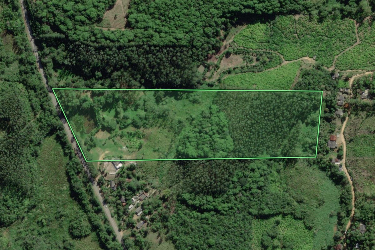 Imagem de satélite do imóvel rural em Eldorado (SP), com o contorno declarado no CAR desenhado por cima.