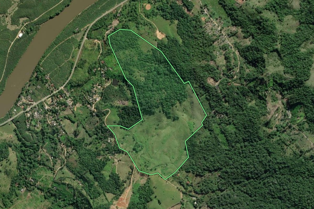 Imagem de satélite do imóvel rural em Eldorado (SP), com o contorno declarado no CAR desenhado por cima.