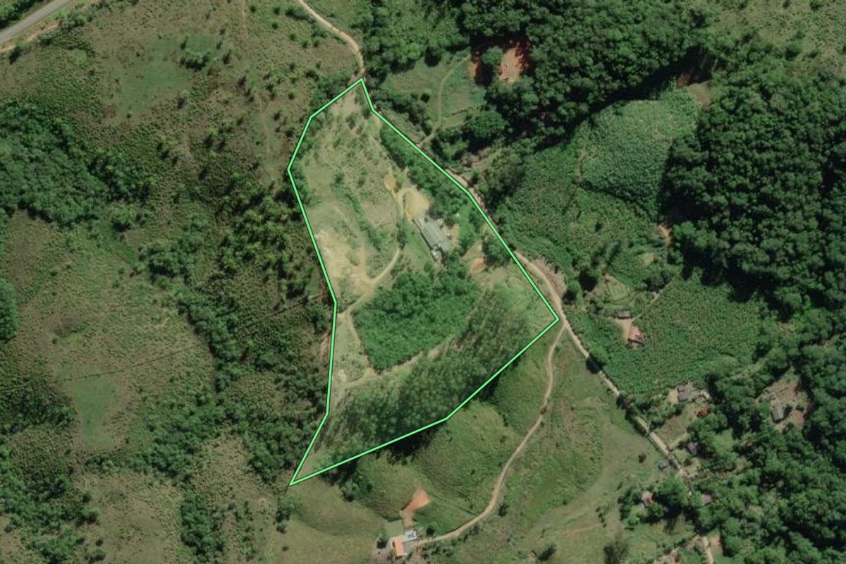 Imagem de satélite do imóvel rural em Eldorado (SP), com o contorno declarado no CAR desenhado por cima.