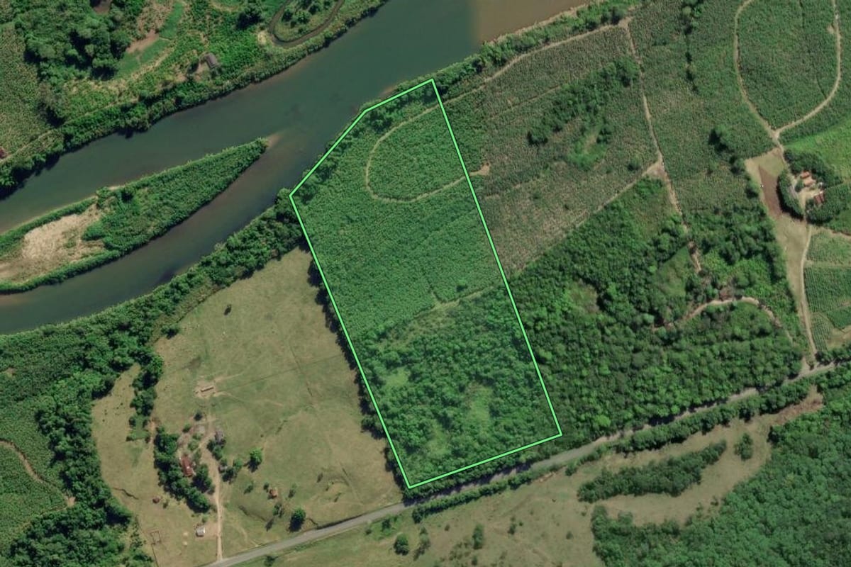 Imagem de satélite do imóvel rural em Eldorado (SP), com o contorno declarado no CAR desenhado por cima.