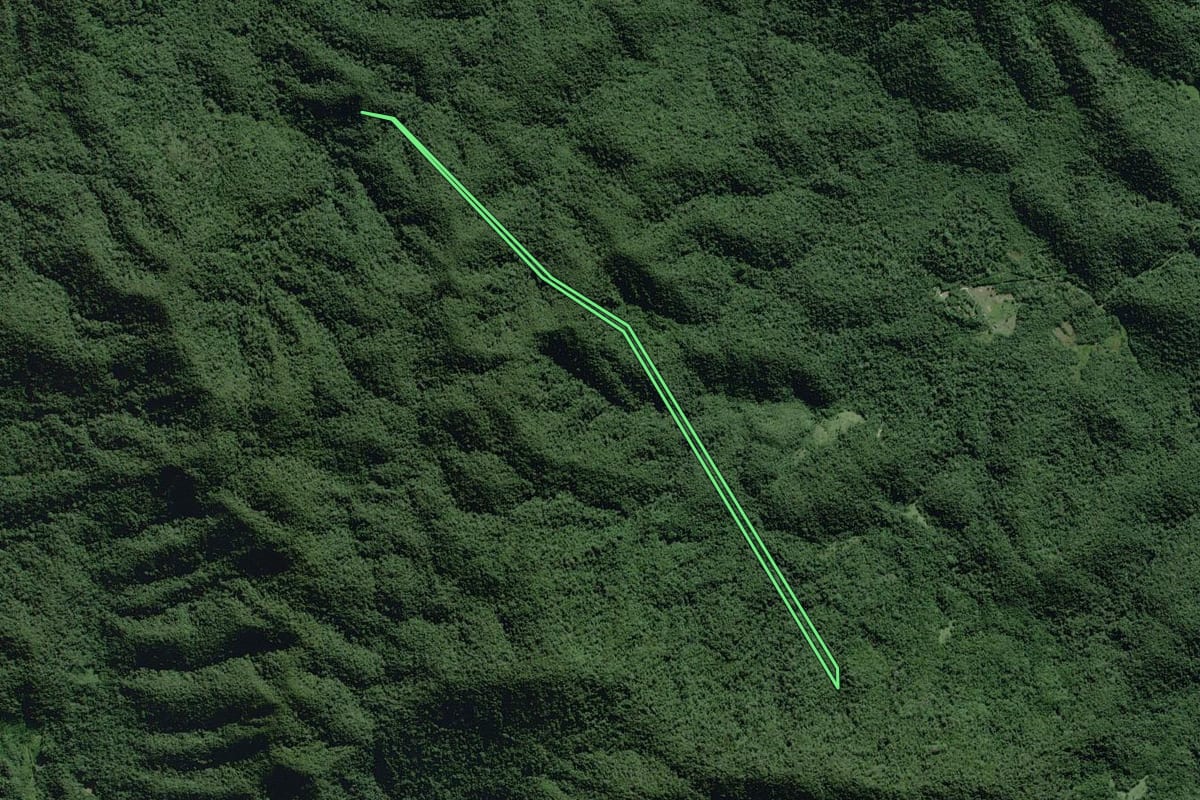 Imagem de satélite do imóvel rural em Eldorado (SP), com o contorno declarado no CAR desenhado por cima.